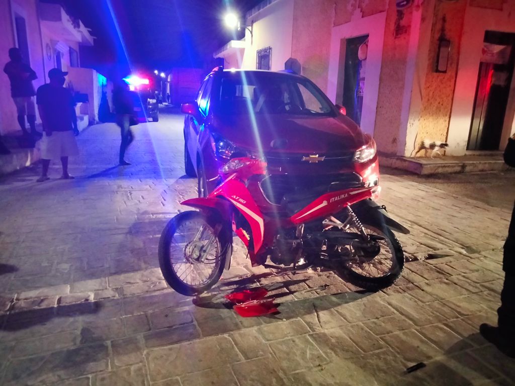 Conductor se vuela un alto y atropella a una motociclista y a una menor ...