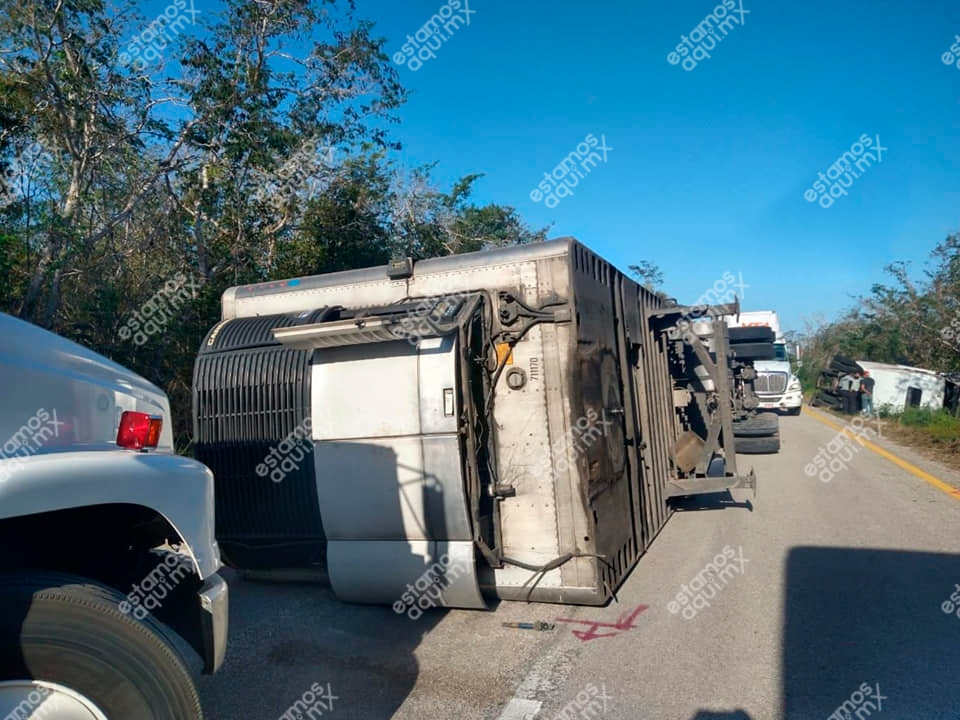 Vuelca tractocamión cargado de frutas y verduras en la Mérida-Cancún ...
