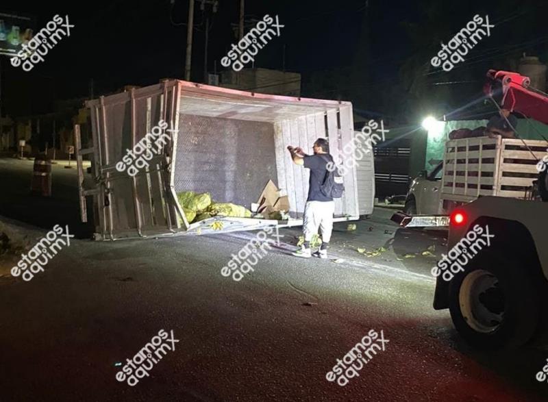 Vuelca camioneta cargada de verduras en la Mérida-Cancún - EstamosAquí MX